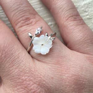 Lauren Conrad Adjustable white flower ring